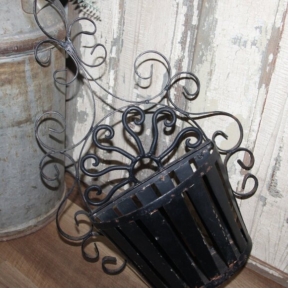 Ornate VTG 18" Chippy Black Scrolled Wrought Iron Hanging Wall Basket Planter - Picture 1 of 14